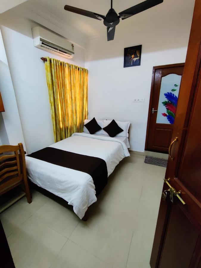 Thayamkery'S Royal Inn Kochi Exterior photo