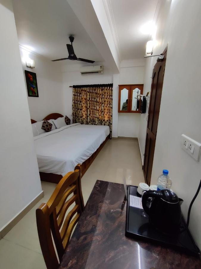 Thayamkery'S Royal Inn Kochi Exterior photo