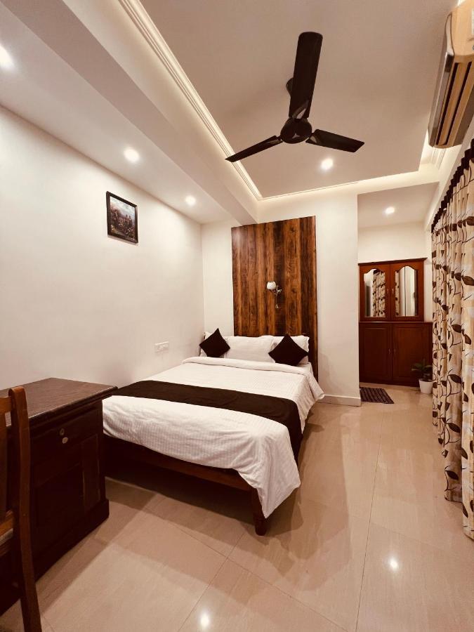 Thayamkery'S Royal Inn Kochi Exterior photo