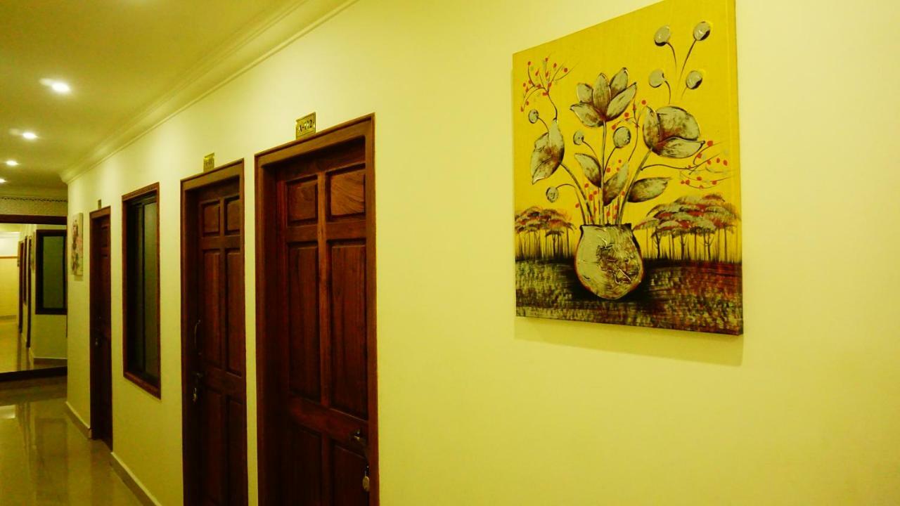Thayamkery'S Royal Inn Kochi Exterior photo