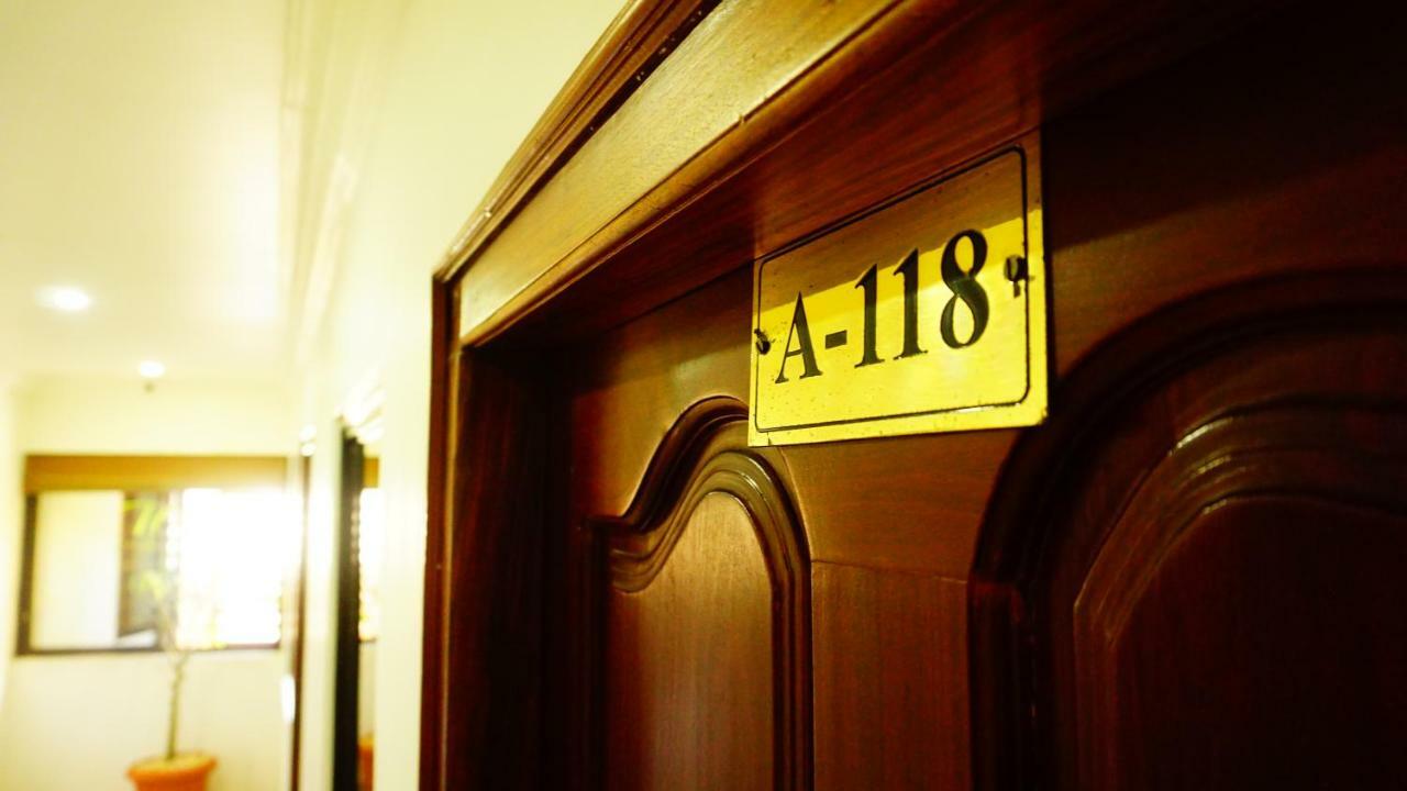 Thayamkery'S Royal Inn Kochi Exterior photo