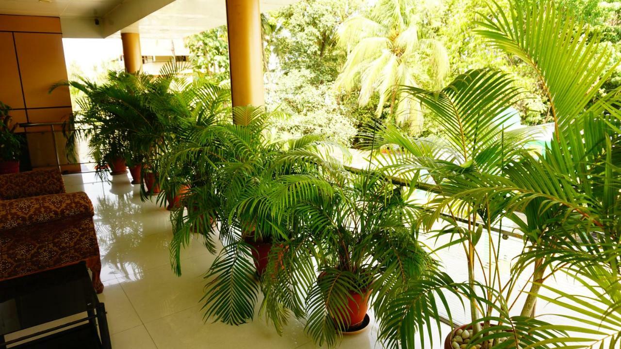 Thayamkery'S Royal Inn Kochi Exterior photo