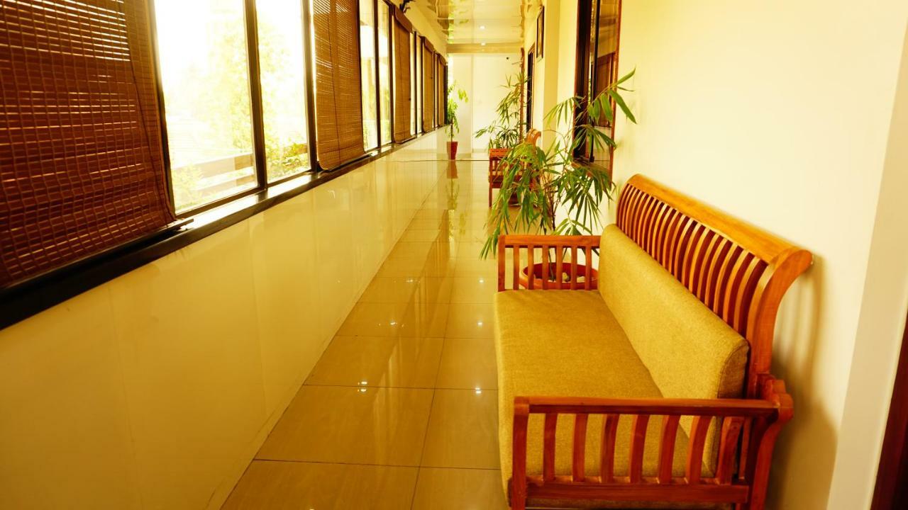 Thayamkery'S Royal Inn Kochi Exterior photo