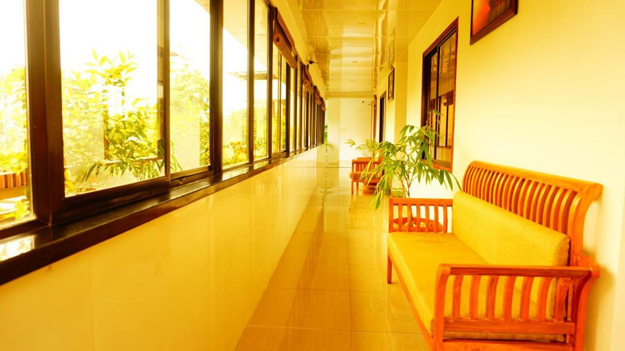 Thayamkery'S Royal Inn Kochi Exterior photo