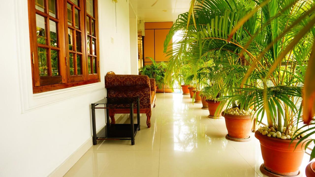 Thayamkery'S Royal Inn Kochi Exterior photo